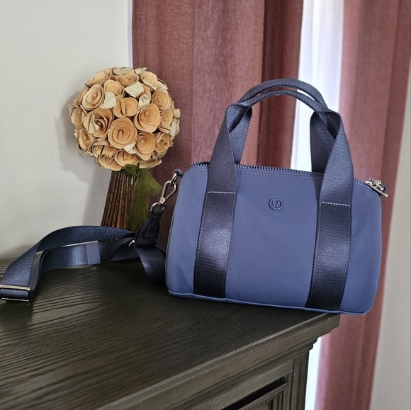 Lululemon Mini Barrel Bag - Picture 5 of 10